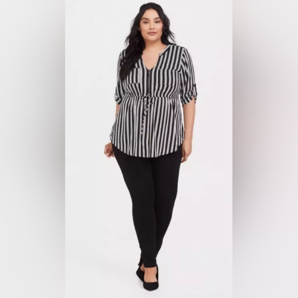 Torrid Black & White Striped Short Sleeve Zipper Top Sz 00